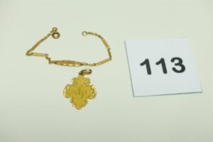 1 bracelet en or 750/1000 identité gravée (L13cm) et 1 pendentif ouvragé en or 750/1000. PB 3,7g
