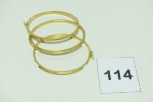 3 bracelets rigides ouvrant et ouvragés en or 750/1000 (diamètre 5/6cm, 2 fermoirs cassés). PB 17,2g