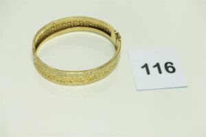 1 bracelet rigide en or 750/1000 motif ajouré (petite soudure bas titre, diamètre 7cm).PB 23,5g