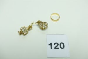 2 pendants ornés de perles (6,2g petites soudures bas titres) et 1 alliance (Td49). Le tout en or 750/1000. PB 9,5g