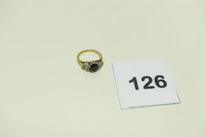1 bague en or et platine sertie d'un rubis et un tout petit pavage en épaulement (Td50). PB 4,4g