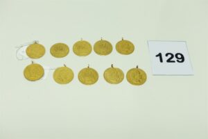 10 breloques pièces de 10Frs (ou style pièces) en or 900/1000 (2 attaches cassées, 1 attache en métal et 1 attache en 585/1000). PB 29,3g