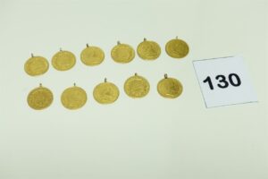 11 pendentifs en or 750/1000 à décor de motif ouvragé style pièce (attaches en métal). PB 30,6g