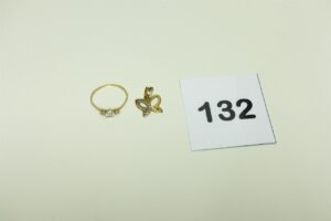 1 bague (Td53) et 1 pendentif à décor d'un papillon. Le tout en or 750/1000 et orné de pierres (certaines abîmées). PB 2g