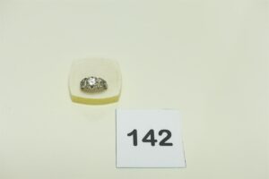 1 bague en platine réhaussée d'un diamant d'environ 0,40cts épaulé de petits diamants (Td47). PB 3,8g