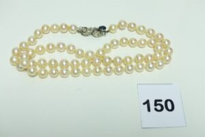 1 collier de perle choker fermoir en or blanc 750/1000 et pierres bleues facetées (L67cm). PB 71,1g