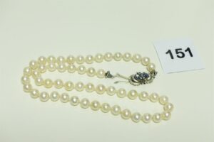 1 collier perles choker fermoir en or blanc 750/1000 et pierres bleues (L55cm). PB 47,6g