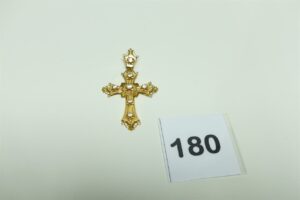 1 croix ouvragée en or 750/1000 et ornée de 7 petites pierres (H5,5cm). PB 5,4g