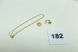 1 chaîne maille forçat (L46cm) et 3 pendentifs (1 coeur, 1 lettre J,1 tortue).Le tout en or 750/1000. PB 4,2g