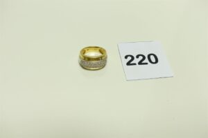 1 bague bicolore en or 750/1000 ornée d'un pavage de petits diamants (Td58). PB 8,8g