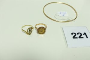 2 bagues en or 750/1000 (1 à décor d'une médaille d'amour Td53)(1 réhaussée d'un motif ouvragé Td54). PB 5,9g+ 1 jonc en plaqué or
