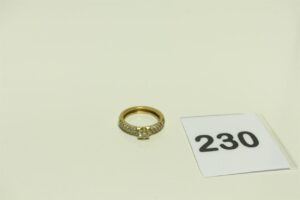 1 bague en or 750/1000 sertie d'un diamant central d'environ 0,10cts et de petits diamants en épaulement (Td52). PB 6,1g