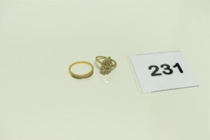 1 bague en or 750/1000 de forme marquise ornée de petits diamants (Td47) et 1 demi-alliance en or 750/1000 ornée de petits diamants (Td52). PB 5,2g