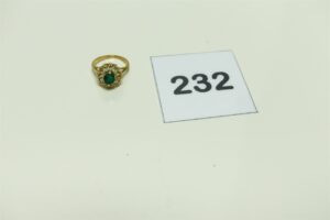 1 bague en or 750/1000 ornée d'une pierre verte entourage petits diamants (Td48). PB 4,4g