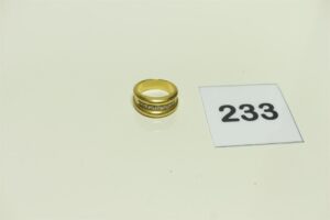 1 bague en or 750/1000 sertie d'un rang de petits diamants (Td55). PB 12,2g