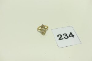 1 bague en or 750/1000 de forme marquise ornée de petits diamants (Td54). PB 3,6g