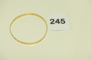 1 bracelet rigide et ouvragé en or 750/1000 (diamètre 7cm). PB 12,9g