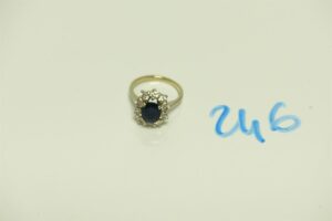 1 bague en or 750/1000 ornée d'une pierre bleue entourage petits diamants (Td49). PB 4g