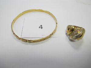 1 Bracelet en or 18k(750/1000)ouvragé (D7cm),1 bague en or 18k(750/1000) avec pierres(TD64).PB 26,48g.