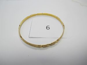 1 Bracelet en or 18k(750/1000)ciselé (D7cm).PB 17g.