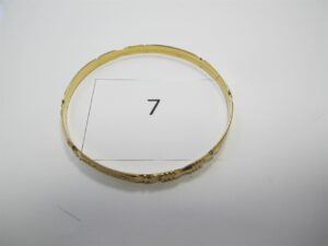 1 Bracelet en or 18k(750/1000)ciselé (D7cm).PB 17,7g.