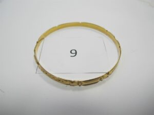 1 Bracelet en or 18 k(750/1000)ciselé (D7cm).PB16,91g.