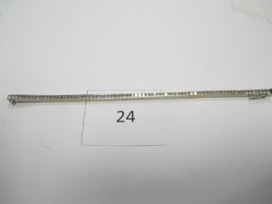 1 Bracelet en or gris 18k(750/1000) articulé pavé de 73 diamants(L18,5cm) avec double sécurité.PB 20,40g.