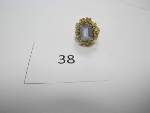 1 Bague en or 18k(750/1000) rehaussée d'une pierre bleue sur griffe(TD60). Pb 6,40g.