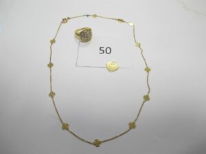 1 Bague en or 18k(750/1000)pavée de diamants(TD46),1 pendentif coeur en or 18k(750/1000)marqué "Dinh Van",1 collier en or 18k(750/1000)motif treffle(L38cm).Pb 9,60g.