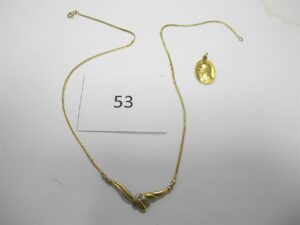 1 Collier en or 18k(750)avec motif central 2 ors(L42cm),1 médaille en or 18k(750/1000) de la vierge gravée Bernadette.PB 7,15g.