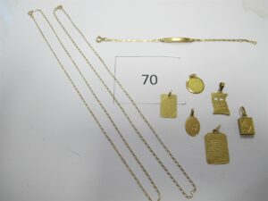 1 Bracelet en or 18k(750/1000)d'identitégravé "Lina"(L19,5cm),2 chaines en or 18K(750/1000)(L19cm),6 pendentifs en or 18k(750/1000)fantaisies(1 coran,1 manuscrit,3 gravés,1 taureau).PB 11g.