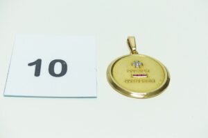 1 Médaille d'amour ornée de petites pierres rouges et petits diamants en or 750/1000. PB 14,2g