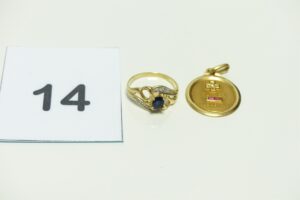 1 Bague bicolore réhaussée d'une pierre bleue, ornée de 2 petits diamants (Td48) et 1 médaille d'amour ornée de petites pierres rouges et d'un petit diamant. Le tout en or 750/1000. PB 5,4g