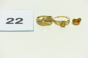 2 Bagues (1 ornée de pierres, 1 chaton vide, Td48)(1 réhaussée d'une pierre couleur ambrée, Td52) et 1 boucle ornée d'une pierre couleur ambrée. Le tout en or 750/1000. PB 5,3g
