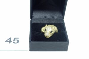 1 Bague à décor d'une tête de panthère ornée de pierres (Td 59) en or 750/1000. PB 12,6g