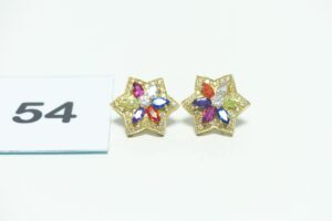 2 Boucles à décor d'une étoile ornées de pierres de couleur en or 750/1000. PB 6,2g