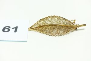 1 Broche à décor d'une feuille à motifs filigranés (Hauteur 6cm, poussoir métal) en or 750/1000. PB 9,9g