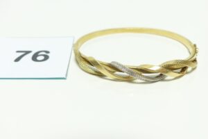 1 Bracelet ouvragé, rigide et ouvrant (Diamètre 6cm) en or bicolore 750/1000. PB 7,7g