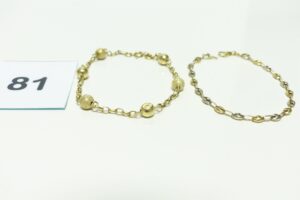 2 Bracelets en or 750/1000 (1 maille grain de café bicolore abimé, anneau de bout cassé, L 17cm)(1 maille boules, abimé, L 18cm). PB 5,6g