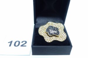 1 Bague à décor floral ornée de pierres noires et blanches (monture un peu tordue, Td54) en or 750/1000. PB 12,7g