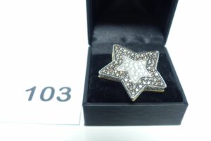 1 Bague à décor d'une étoile ornée de pierres (Td57) en or 750/1000. PB 15,9g