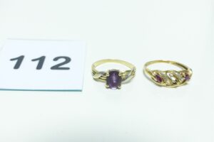 2 Bagues en 750/1000 (1 bicolore réhaussée d'une pierre violette, Td53)(1 ornée de pierres rouges et petits diamants, 1 chaton vide, Td57). PB 4g