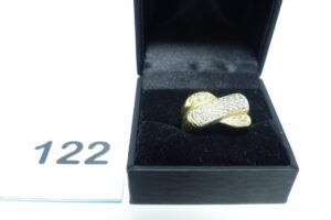 1 Bague motif central croisé, orné d'un pavage de petits diamants (Td55) en or bicolore 750/1000. PB 9,9g