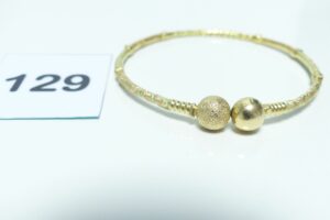 1 Bracelet rigide et ouvragé (Diamètre 7cm) en or poli et granité 750/1000. PB 20,4g