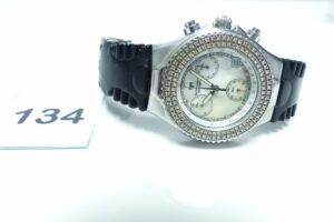 1 Montre Technomarine cadran acier, bracelet cassé, lunette entourage petits diamants, fond nacre avec petits diamants (HS). PB 79,8g