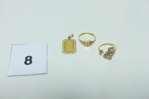 1 pendentif Coran, 1 chevalière (Td60) et 1 bague ornée de pierres (monture cassée). Le tout en or 750/1000. PB 5,6g