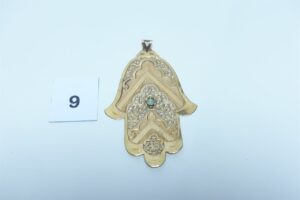 1 grand pendentif en or 750/1000 et à décor d'une main ornée d'une pierre verte cabochon abîmée (H12cm). PB 24,7g