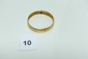 1 bracelet rigide et ouvragé en or 750/1000 (soudure à l'intèrieur,diamètre 7cm). PB 18,8g