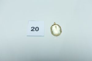 1 pendentif monture en or 750/1000 orné d'une grosse pierre jaune pâle. PB 17,1g