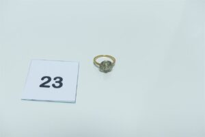 1 bague en or 750/1000 et platine 850/1000 ornée d'un petit diamant entourage petites pierres dont 1 chaton vide (Td52). PB 2,7g